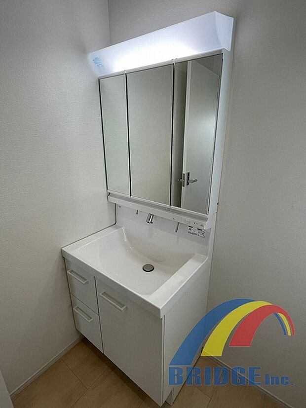 朝の身支度が快適な独立洗面台♪裏は収納になっており、お化粧道具もすっきり収納が出来ます!