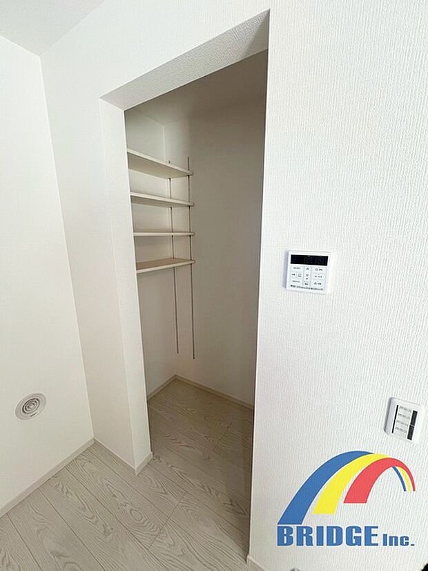 キッチン用品や食品ストックもスッキリ収納ができます