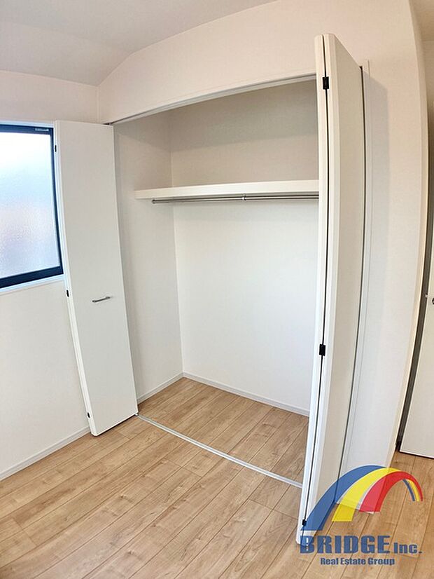 クローゼットも大きめでお洋服もたくさん収納できます