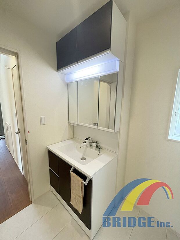 朝の身支度が快適な独立洗面台♪裏は収納になっており、お化粧道具もすっきり収納が出来ます!