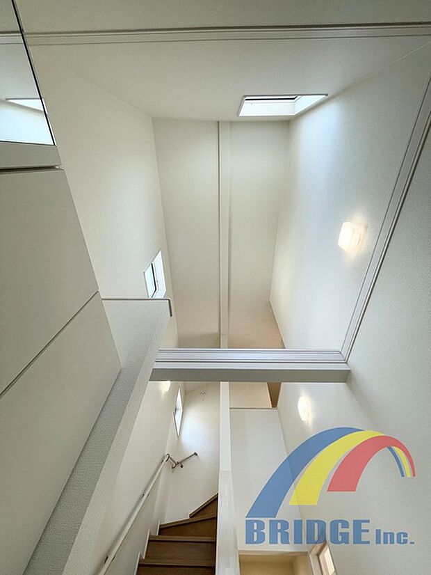 明るい吹抜の玄関ホール♪開放的な空間です