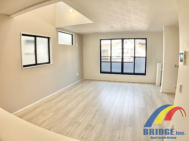 明るく心地よい風が通り抜けるリビング