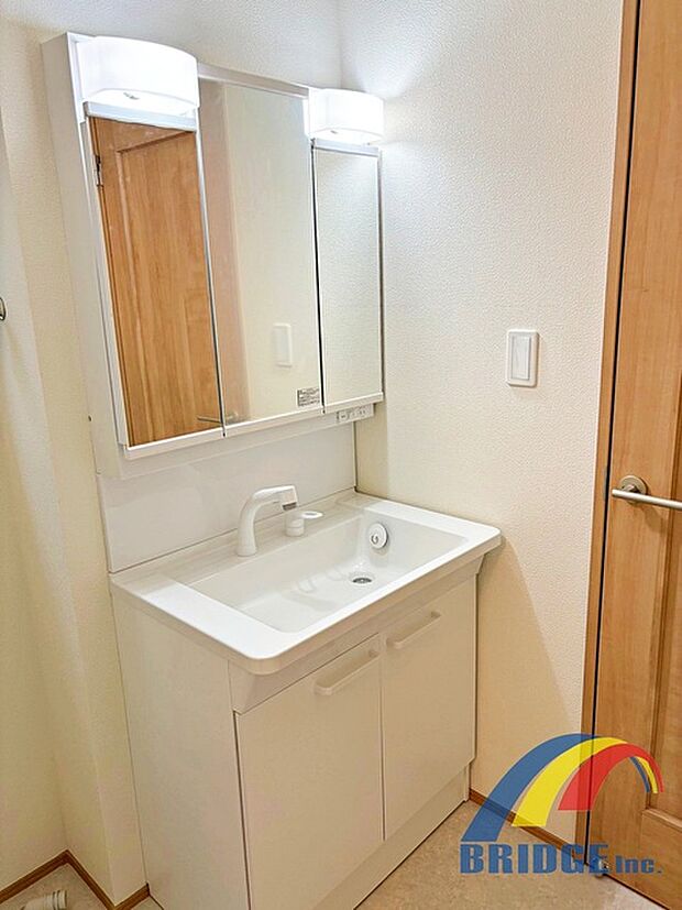 朝の身支度が快適な独立洗面台♪裏は収納になっており、お化粧道具もすっきり収納が出来ます!