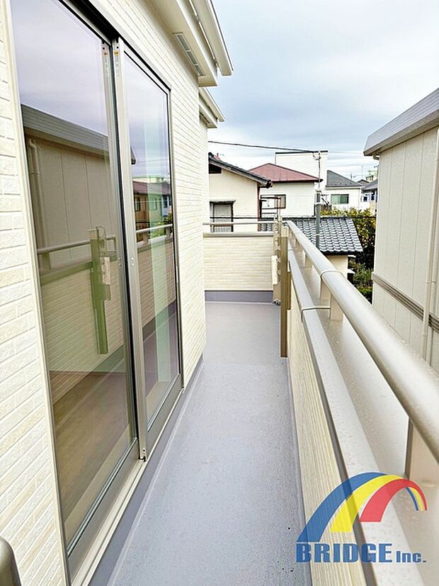 広々したバルコニーではお洗濯物を干すのも楽しくなりそうですね!