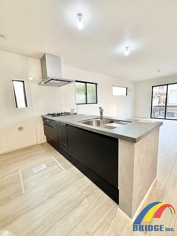 料理をしながらリビング全体を見渡せるカウンターキッチン