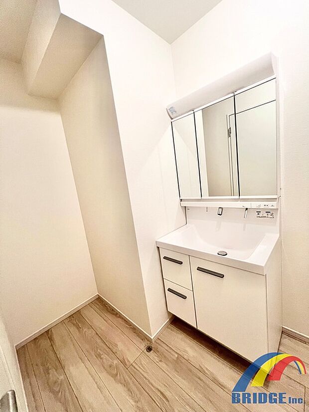 朝の身支度が快適な独立洗面台♪裏は収納になっており、お化粧道具もすっきり収納が出来ます！