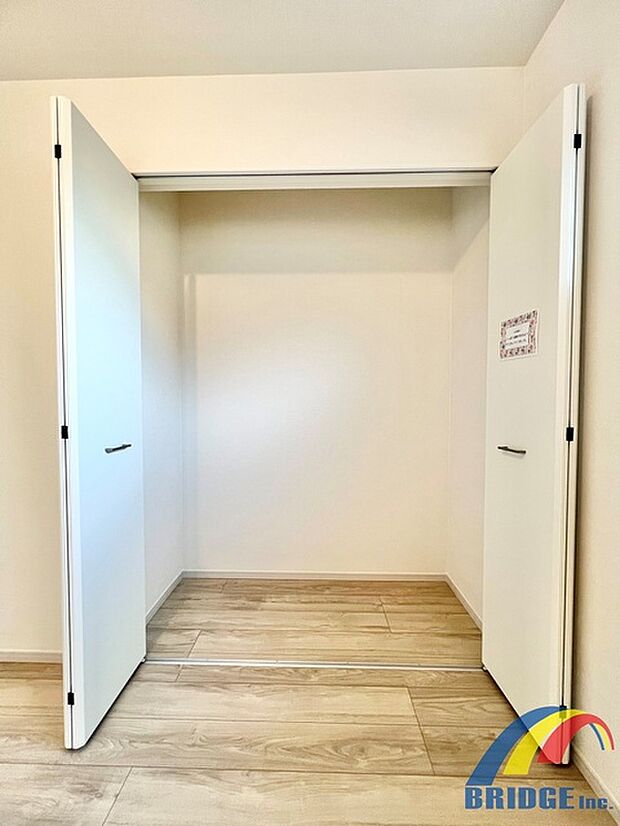 クローゼットも大きめでお洋服もたくさん収納できます