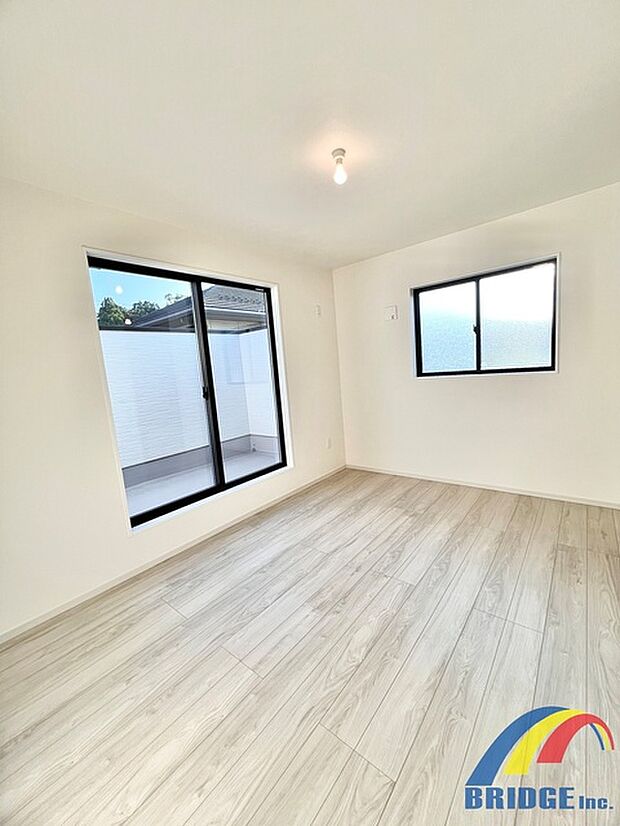 優しい色合いのフローリングでインテリアの配置が楽しみ