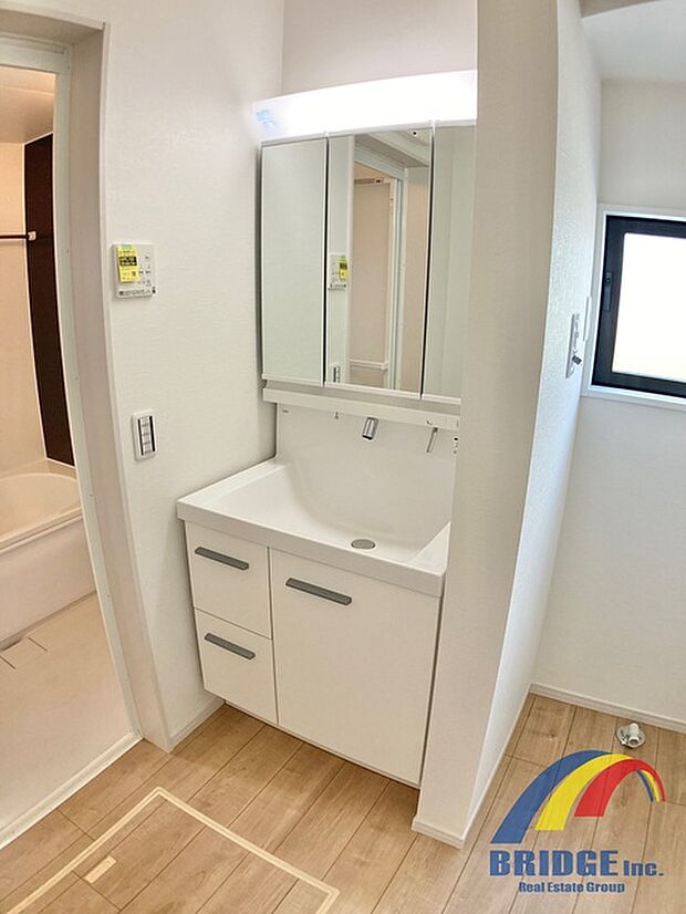 朝の身支度が快適な独立洗面台♪裏は収納になっており、お化粧道具もすっきり収納が出来ます!