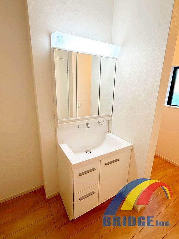 朝の身支度が快適な独立洗面台♪裏は収納になっており、お化粧道具もすっきり収納が出来ます！