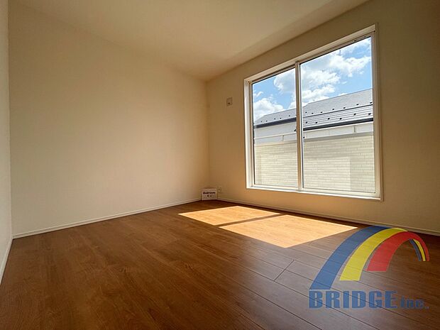 優しい色合いのフローリングでインテリアの配置が楽しみ