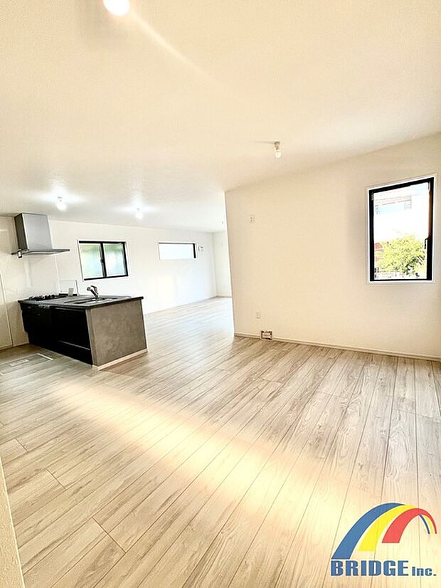 明るく心地よい風が通り抜けるリビング