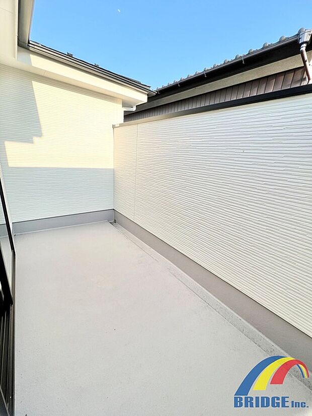 広々したバルコニーではお洗濯物を干すのも楽しくなりそうですね！