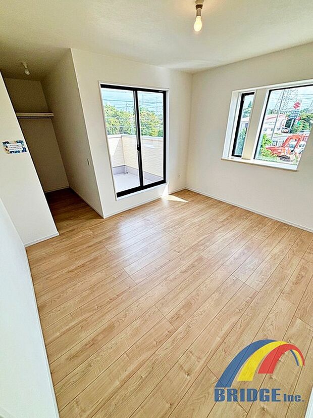 優しい色合いのフローリングでインテリアの配置が楽しみ