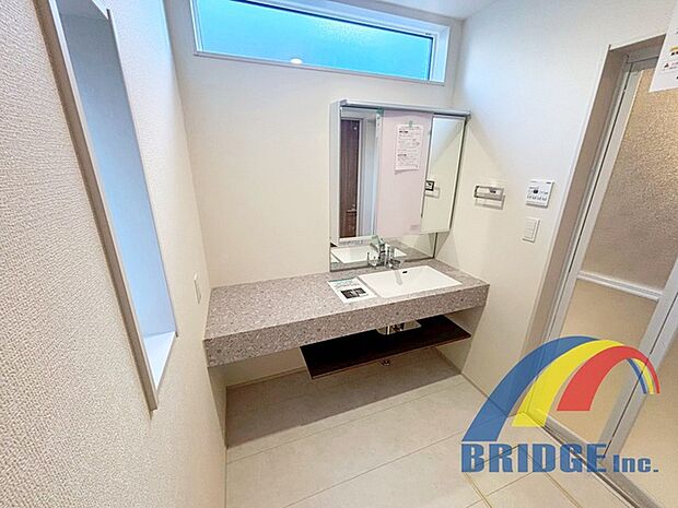 朝の身支度が快適な独立洗面台♪裏は収納になっており、お化粧道具もすっきり収納が出来ます！