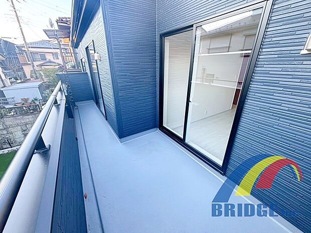 広々したバルコニーではお洗濯物を干すのも楽しくなりそうですね！