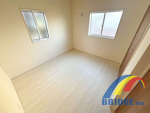 優しい色合いのフローリングでインテリアの配置が楽しみ