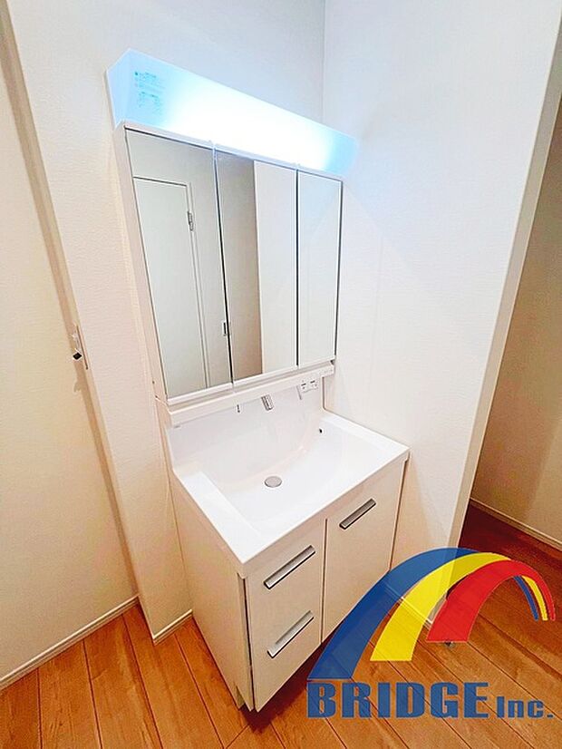 朝の身支度が快適な独立洗面台♪裏は収納になっており、お化粧道具もすっきり収納が出来ます！