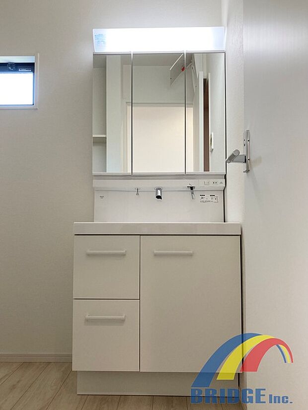 朝の身支度が快適な独立洗面台♪裏は収納になっており、お化粧道具もすっきり収納が出来ます！