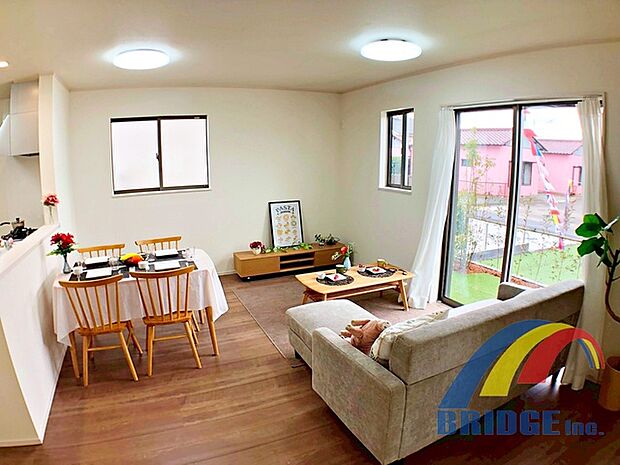 明るく心地よい風が通り抜けるリビング