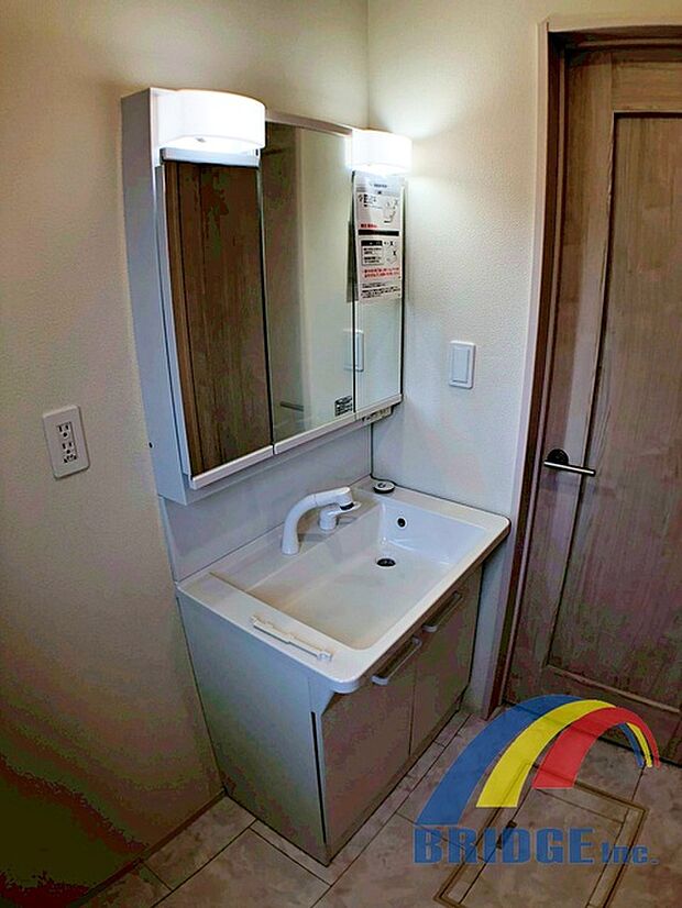 朝の身支度が快適な独立洗面台♪裏は収納になっており、お化粧道具もすっきり収納が出来ます!