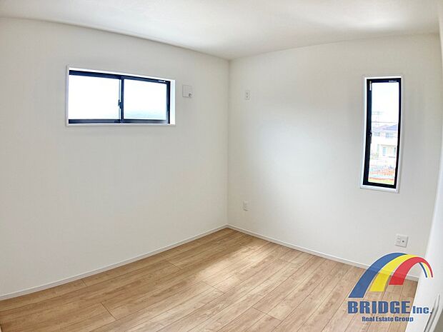 優しい色合いのフローリングでインテリアの配置が楽しみ