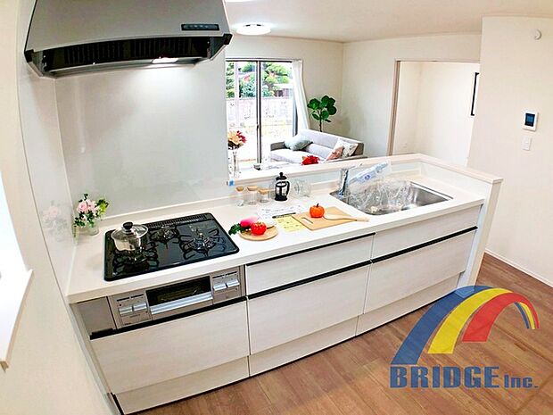 料理をしながらリビング全体を見渡せるカウンターキッチン