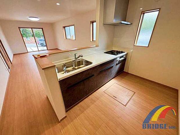 料理をしながらリビング全体を見渡せるカウンターキッチン