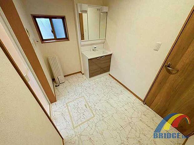 広々とした脱衣所に独立三面鏡洗面台完備