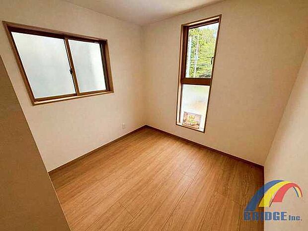 優しい色合いのフローリングでインテリアの配置が楽しみ