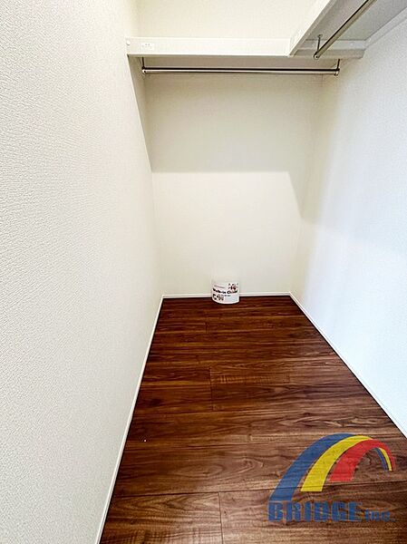 クローゼットも大きめでお洋服もたくさん収納できます