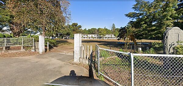 川間小学校（330m）