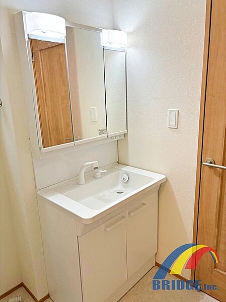 朝の身支度が快適な独立洗面台♪裏は収納になっており、お化粧道具もすっきり収納が出来ます！