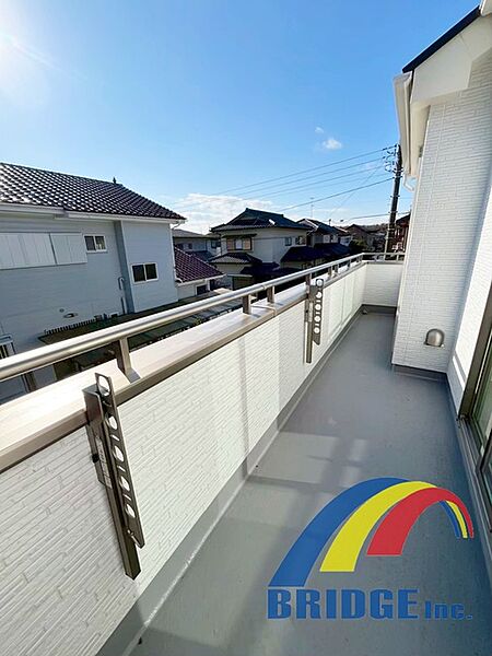 広々したバルコニーではお洗濯物を干すのも楽しくなりそうですね！
