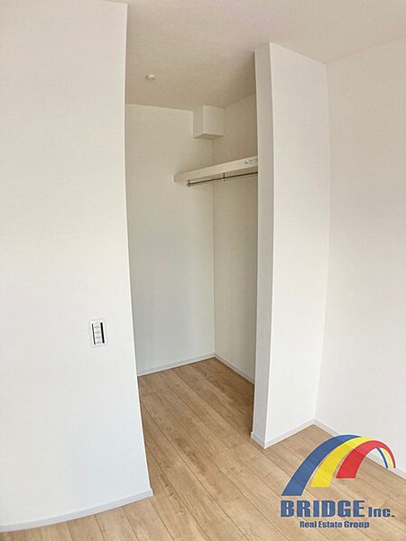 クローゼットも大きめでお洋服もたくさん収納できます