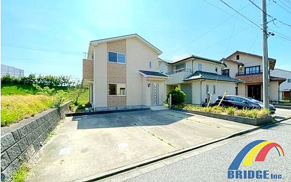 リフォーム済の陽光暖かな4LDKで並列駐車3台可能 学校・お買い物施設も徒歩圏内で幅広い世帯に嬉しい住環境 ライフラインも安心の上下水道・都市ガスで経済的 ぜひ一度、現地にて住み心地をご体感ください。