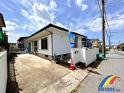 外観：平屋建ての駐車2台可能で内外装リフォーム予定 幅広い世帯に嬉しい使い勝手の良い間取りと住環境 設備も一新され、入居後の負担や不安がなく生活できます ぜひ一度、現地にて住み心地をご体感ください。 