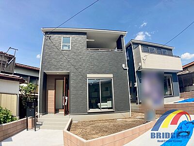 外観：駐車2台可能で、駅も小学校も徒歩圏内 住みやすい環境です。 全室洋室で主寝室には広々WIC付き。 またスッキリ片付くキッチンパントリーも付いています。 