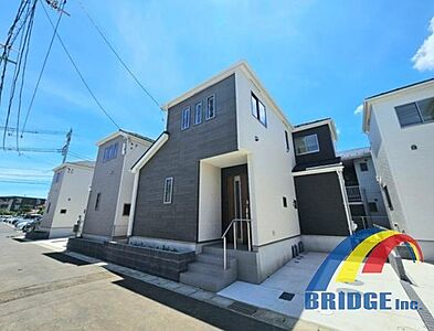外観:駐車1台可能で、2階リビングで光と風をたっぷり取り込めるお住まい。 小、中学校が徒歩5~7分と程近く親御さんも安心の立地となっております。 外観:駐車1台可能で、2階リビングで光と風をたっぷり取り込めるお住まい。 小、中学校が徒歩5~7分と程近く親御さんも安心の立地となっております。