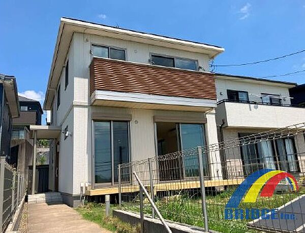 駐車2台可能で、高台 南向きのお住まいで陽当良好。また地震にも強い安心構造です。スーパーやコンビニも近く住みやすい立地です。是非、中古をお探しの方は当社までご連絡ください。お待ちしております。