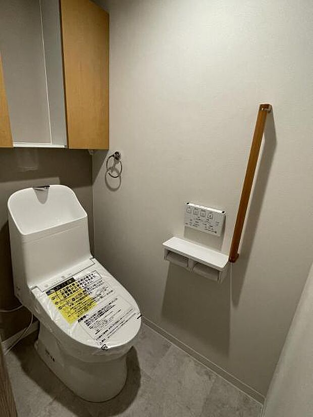 トイレには収納、手すりがあり利便性も高いです。