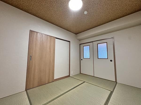 襖、畳ともに新調され、ゆっくりとくつろげる和室です