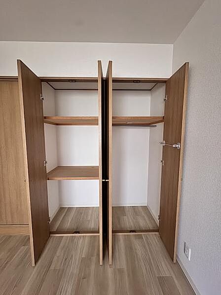棚とレールの付いた2つの収納