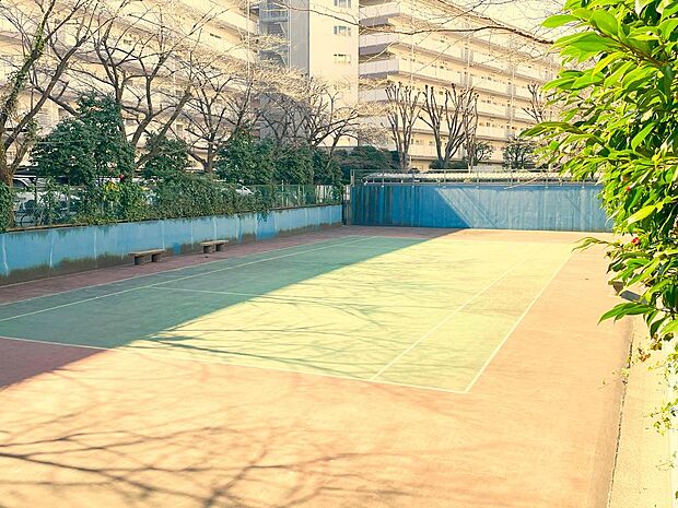 運動も悠々と！敷地内にテニスコートがございます