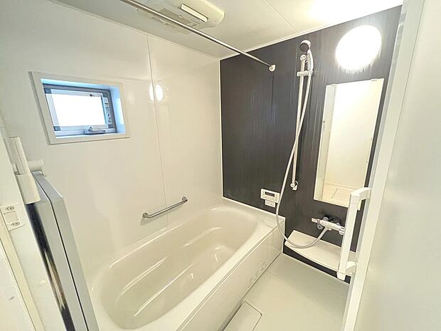 スタイリッシュなアクセントクロスの浴室は大きな１坪バスです。一日の疲れも癒されますね