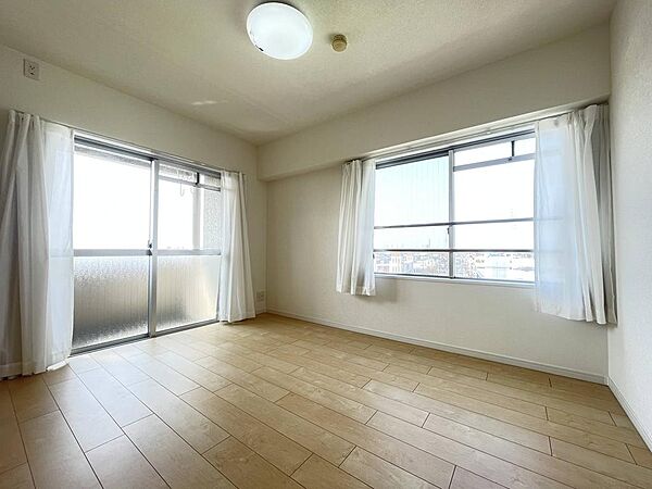 明るく風通しの良いクローゼット付きの洋室です♪