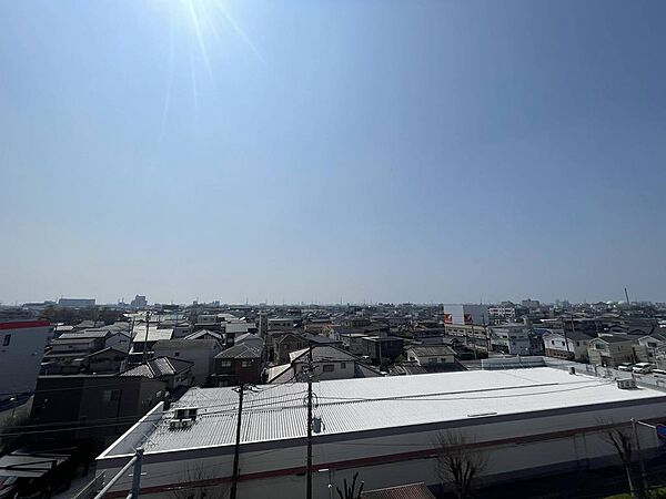 遠くまで見渡せる開放的な眺望が魅力。室内に自然な明るさとゆとりを感じられます