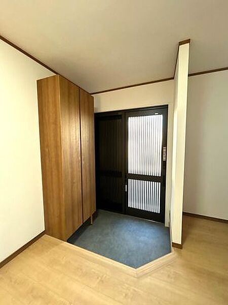 【リフォーム済】玄関ホールです。シューズボックスを交換し、天井・壁のクロスを張替え、床のフローリングを張替えました。玄関はお家の顔となる部分、お客様が最初に目にする場所だからこそ、第一印象が大切です。