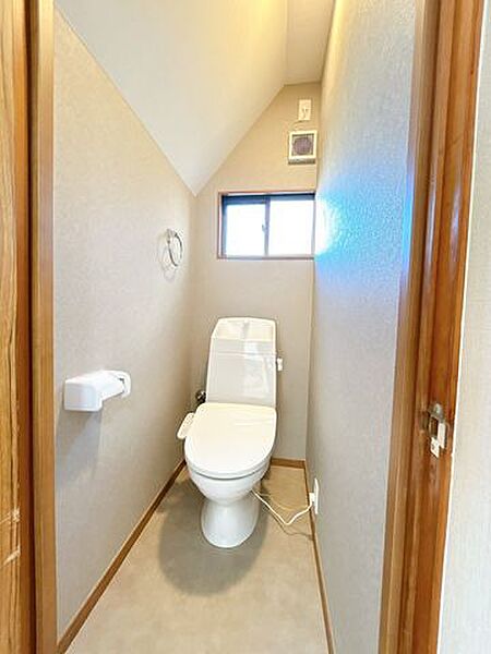 【リフォーム済】ジャニス工業製の温水洗浄付便器に新品交換。天井・壁はクロス貼り換え、床はクッションフロアに張替えました。清潔感のあるトイレに仕上がりました。