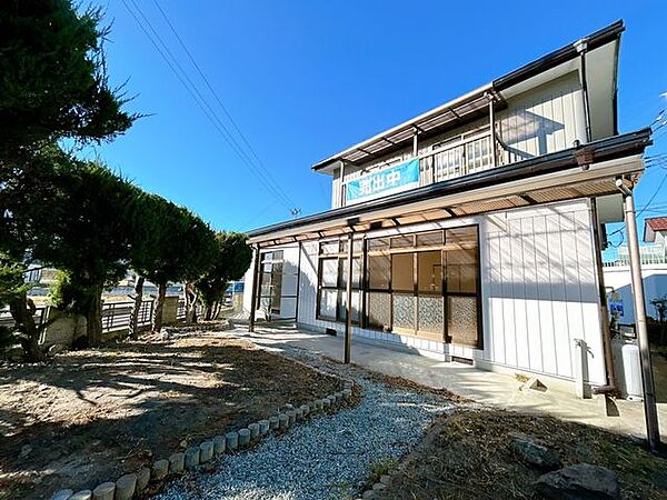 【リフォーム済】外壁屋根は塗装し、防水性や耐久性を高めるリフォームを致しました。駐車場は庭木伐採し、2台分に拡張しました。
